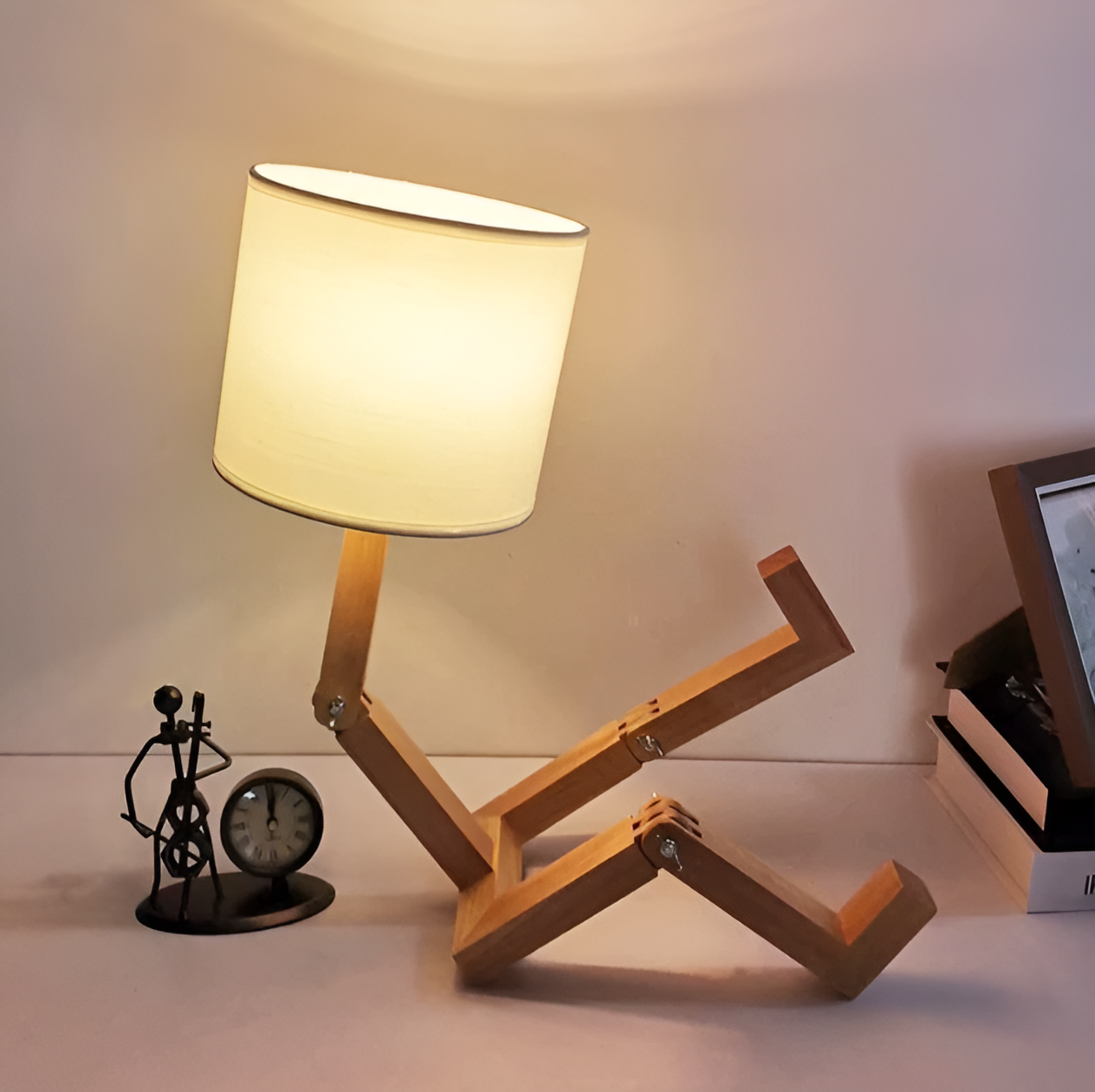 Flexible Schreibtischlampe aus Massivholz