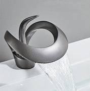Moderne Badarmatur in gebogenem Design