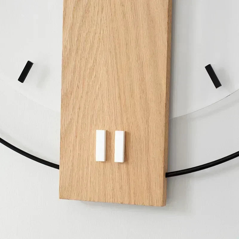 Stille Wanduhr aus Holz