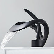 Moderne Badarmatur in gebogenem Design