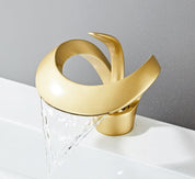 Moderne Badarmatur in gebogenem Design