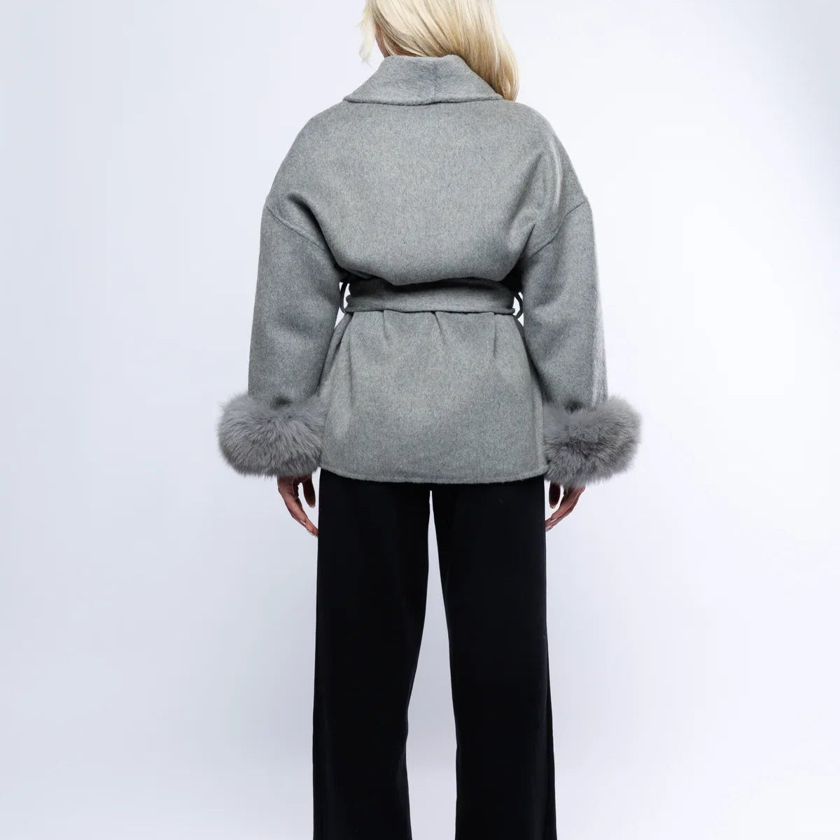 Sahari_-_Damen_Wickelmantel___Luxurioses_Imitatfell__Zeitloses_Design_1.jpg