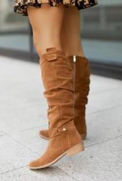 Kniehohe Stiefel mit Seitenreißverschluss