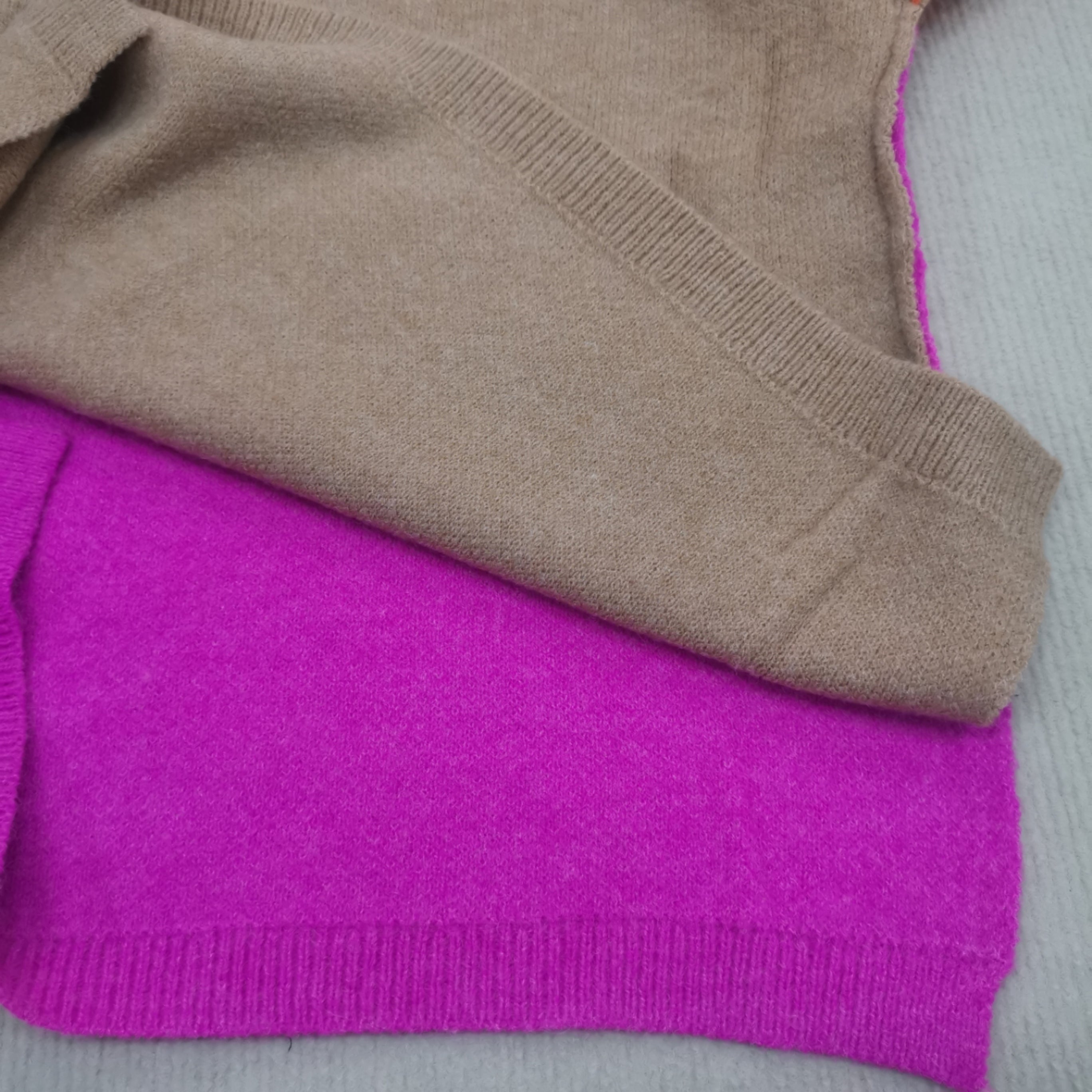 Rollkragenpullover im Farbblock-Design
