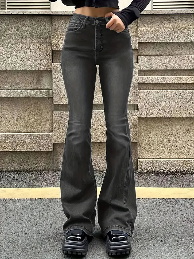 Hochgeschnittene Schlagjeans