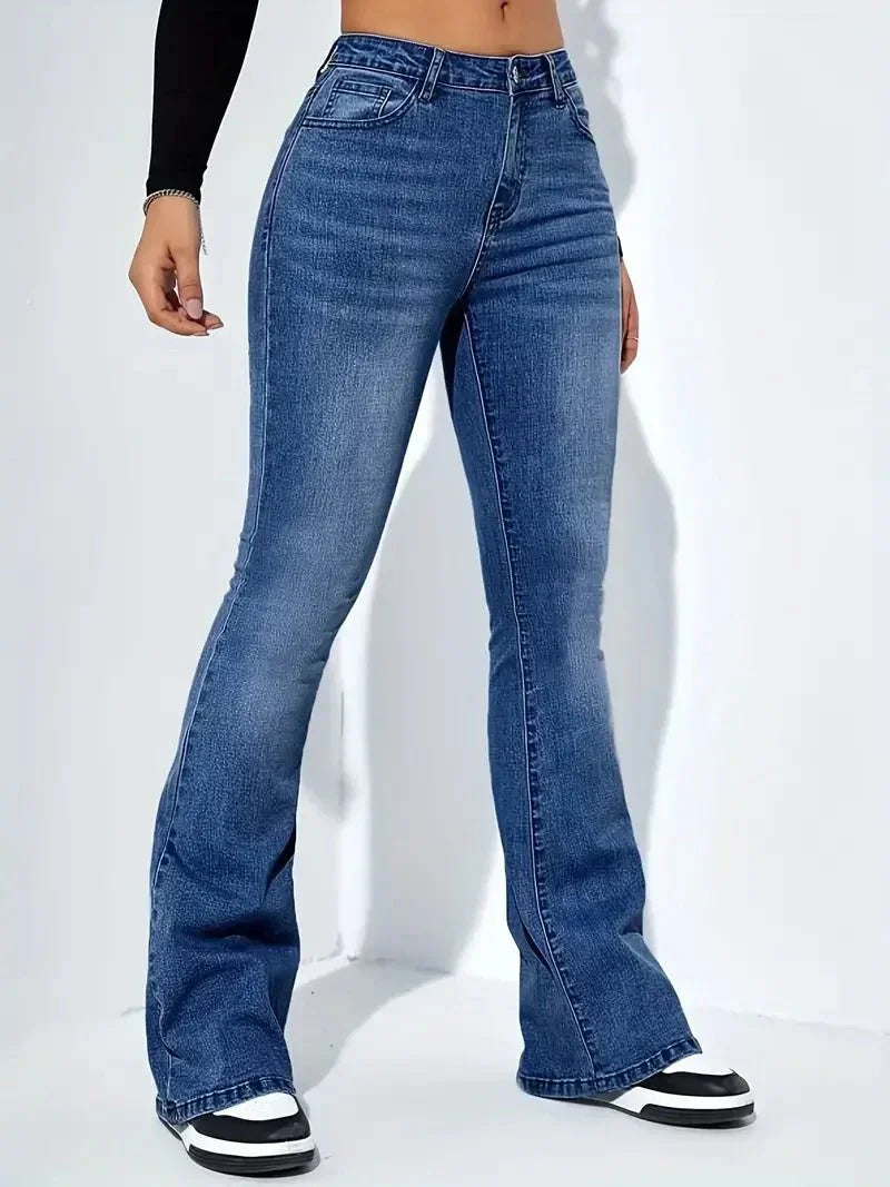 Hochgeschnittene Schlagjeans